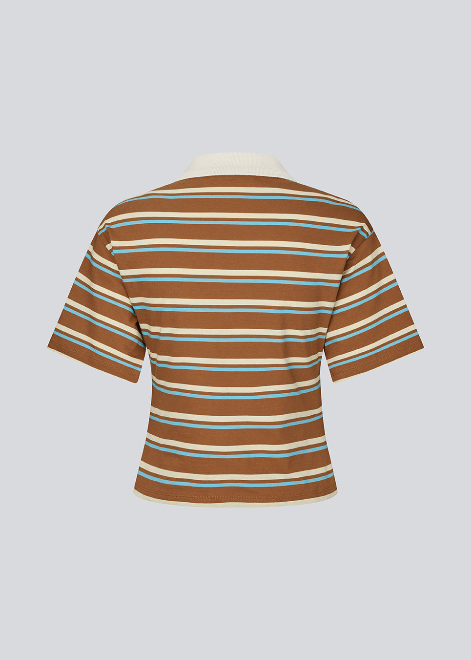 Short-sleeve polo with stripes. The StetsonMD SS Polo is fitted with wide sleeves and features a collar, buttons, and a subtle chest logo. A sporty and modern top that combines classic details with a feminine fit.
 
