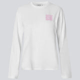 Long-sleeved white T-shirt in 100% organic cotton with "Out of Office" print on the chest. The Sugarmd LS shirt is a casual but cool choice for everyday life with the quote in a fresh pink color.