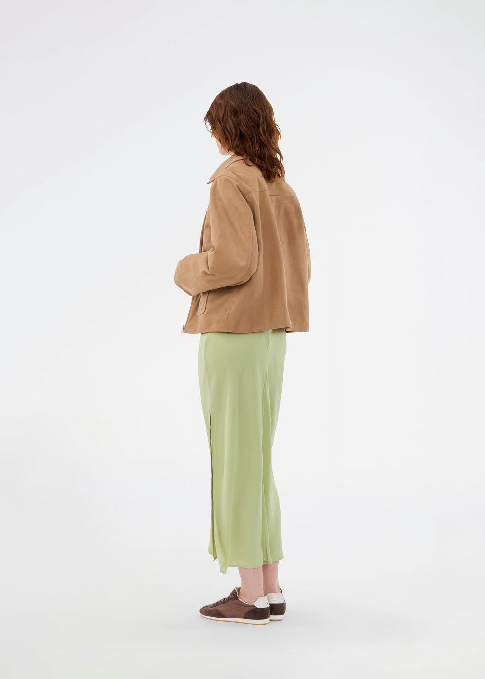 Leather jacket in beige with a loose fit in 100% lamb leather. Susenmd suede jacket has a zipper closure, shirt collar and two front pockets.
