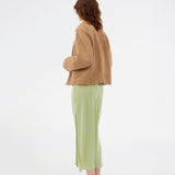 Leather jacket in beige with a loose fit in 100% lamb leather. Susenmd suede jacket has a zipper closure, shirt collar and two front pockets.
