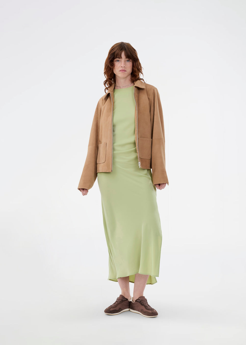 Leather jacket in beige with a loose fit in 100% lamb leather. Susenmd suede jacket has a zipper closure, shirt collar and two front pockets.
