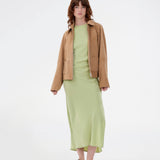 Leather jacket in beige with a loose fit in 100% lamb leather. Susenmd suede jacket has a zipper closure, shirt collar and two front pockets.
