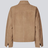 Leather jacket in beige with a loose fit in 100% lamb leather. Susenmd suede jacket has a zipper closure, shirt collar and two front pockets.
