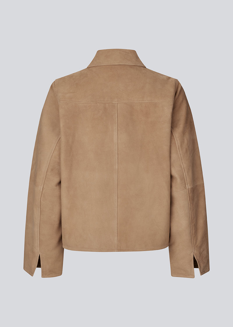 Leather jacket in beige with a loose fit in 100% lamb leather. Susenmd suede jacket has a zipper closure, shirt collar and two front pockets.
