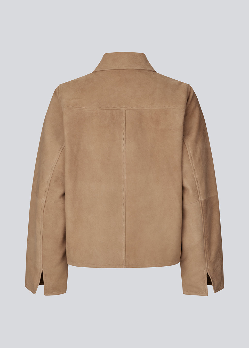 Leather jacket in beige with a loose fit in 100% lamb leather. Susenmd suede jacket has a zipper closure, shirt collar and two front pockets.
