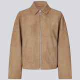 Leather jacket in beige with a loose fit in 100% lamb leather. Susenmd suede jacket has a zipper closure, shirt collar and two front pockets.
