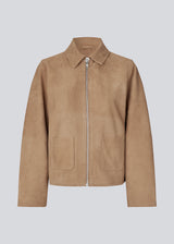 Leather jacket in beige with a loose fit in 100% lamb leather. Susenmd suede jacket has a zipper closure, shirt collar and two front pockets.
