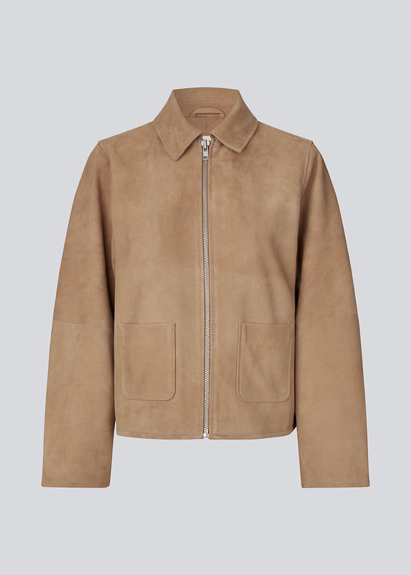 Leather jacket in beige with a loose fit in 100% lamb leather. Susenmd suede jacket has a zipper closure, shirt collar and two front pockets.
