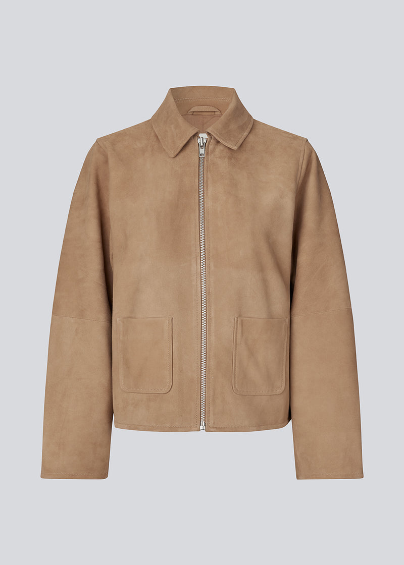 Leather jacket in beige with a loose fit in 100% lamb leather. Susenmd suede jacket has a zipper closure, shirt collar and two front pockets.

