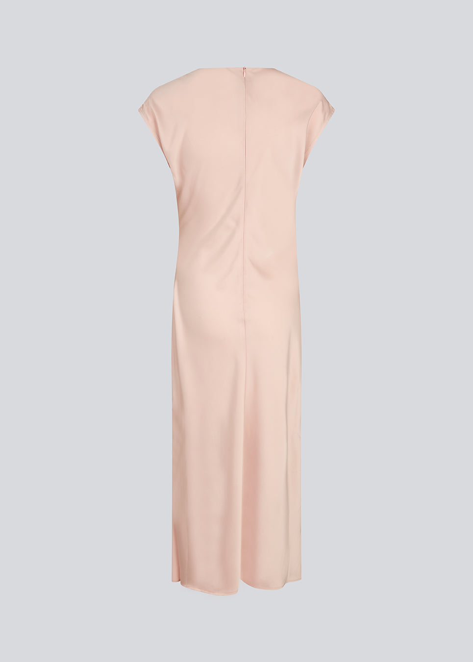 Sleeveless maxi dress in light pink with pleats on the side. TailorMD dress is made in satin and has a high neck, an invisible zipper in the back and a slit in the side seam. The model is 175 cm and wears a size s/36.