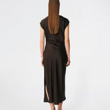 Sleeveless maxi dress with pleats in the side. TailorMD dress is made in satin and has a high neck, invisible zipper in the back and a slit in the side seam. The model is 175 cm and wears a size s/36.