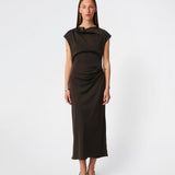 Sleeveless maxi dress with pleats in the side. TailorMD dress is made in satin and has a high neck, invisible zipper in the back and a slit in the side seam. The model is 175 cm and wears a size s/36.