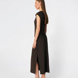 Sleeveless maxi dress with pleats in the side. TailorMD dress is made in satin and has a high neck, invisible zipper in the back and a slit in the side seam. The model is 175 cm and wears a size s/36.