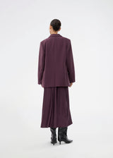 Purple sleeveless maxi dress with pleats in the side. TailorMD dress is made in satin and has a high neck, invisible zipper in the back and a slit in the side seam. The model is 175 cm and wears a size s/36.