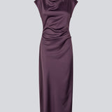 Purple sleeveless maxi dress with pleats in the side. TailorMD dress is made in satin and has a high neck, invisible zipper in the back and a slit in the side seam. The model is 175 cm and wears a size s/36.