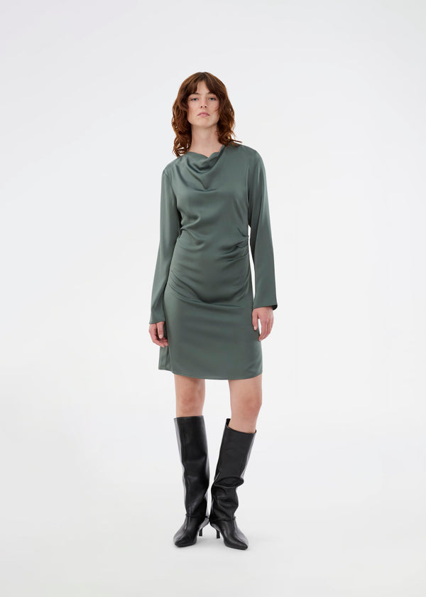 Short dress in green with flattering gathering at the waist and slight waterfall neckline. TailorMD dress is made in a beautiful satin and has long sleeves and an invisible zipper in the back.