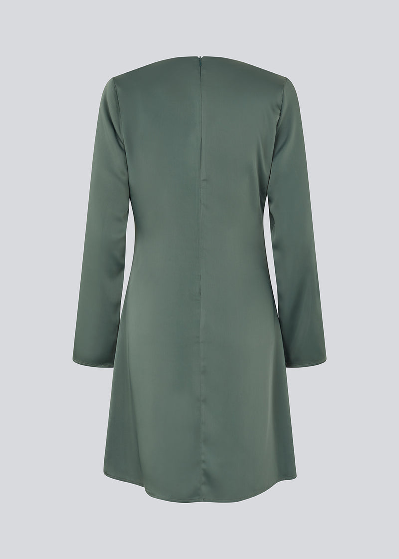 Short dress in green with flattering gathering at the waist and slight waterfall neckline. TailorMD dress is made in a beautiful satin and has long sleeves and an invisible zipper in the back.