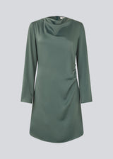 Short dress in green with flattering gathering at the waist and slight waterfall neckline. TailorMD dress is made in a beautiful satin and has long sleeves and an invisible zipper in the back.