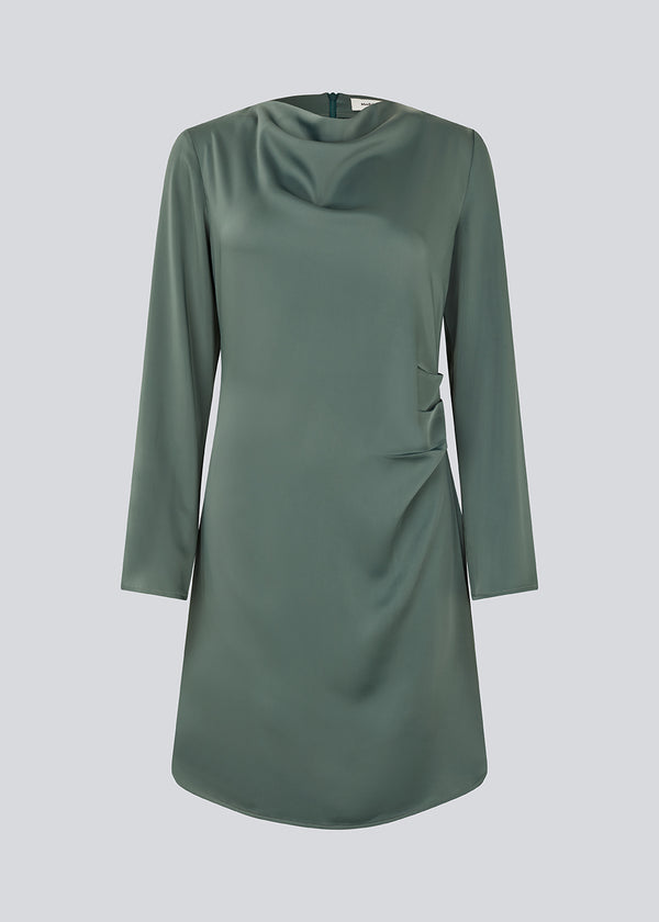 Short dress in green with flattering gathering at the waist and slight waterfall neckline. TailorMD dress is made in a beautiful satin and has long sleeves and an invisible zipper in the back.