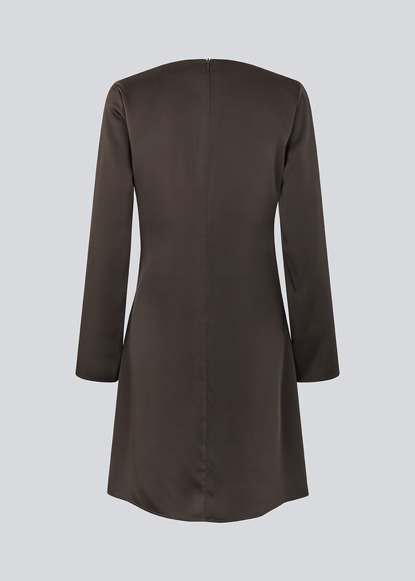 Our very popular and always sold out Tailormd dress now in a new shorter version with long sleeves.&nbsp;The dress is brown and has flattering gathering at the waist and a slight waterfall neckline. The TailorMD dress is made in a beautiful satin and has long sleeves and an invisible zipper in the back.