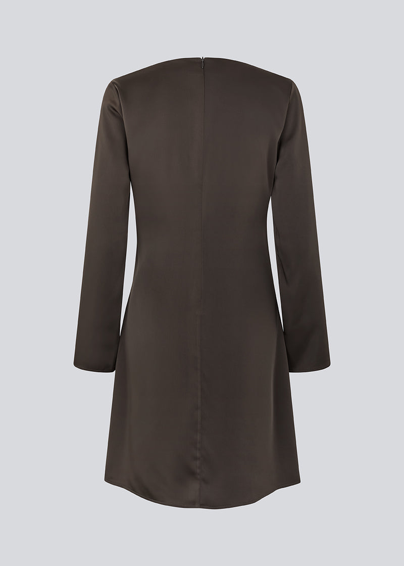 Our very popular and always sold out Tailormd dress now in a new shorter version with long sleeves.&nbsp;The dress is brown and has flattering gathering at the waist and a slight waterfall neckline. The TailorMD dress is made in a beautiful satin and has long sleeves and an invisible zipper in the back.