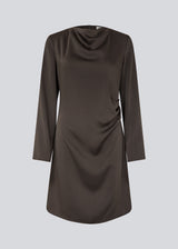 Our very popular and always sold out Tailormd dress now in a new shorter version with long sleeves.&nbsp;The dress is brown and has flattering gathering at the waist and a slight waterfall neckline. The TailorMD dress is made in a beautiful satin and has long sleeves and an invisible zipper in the back.