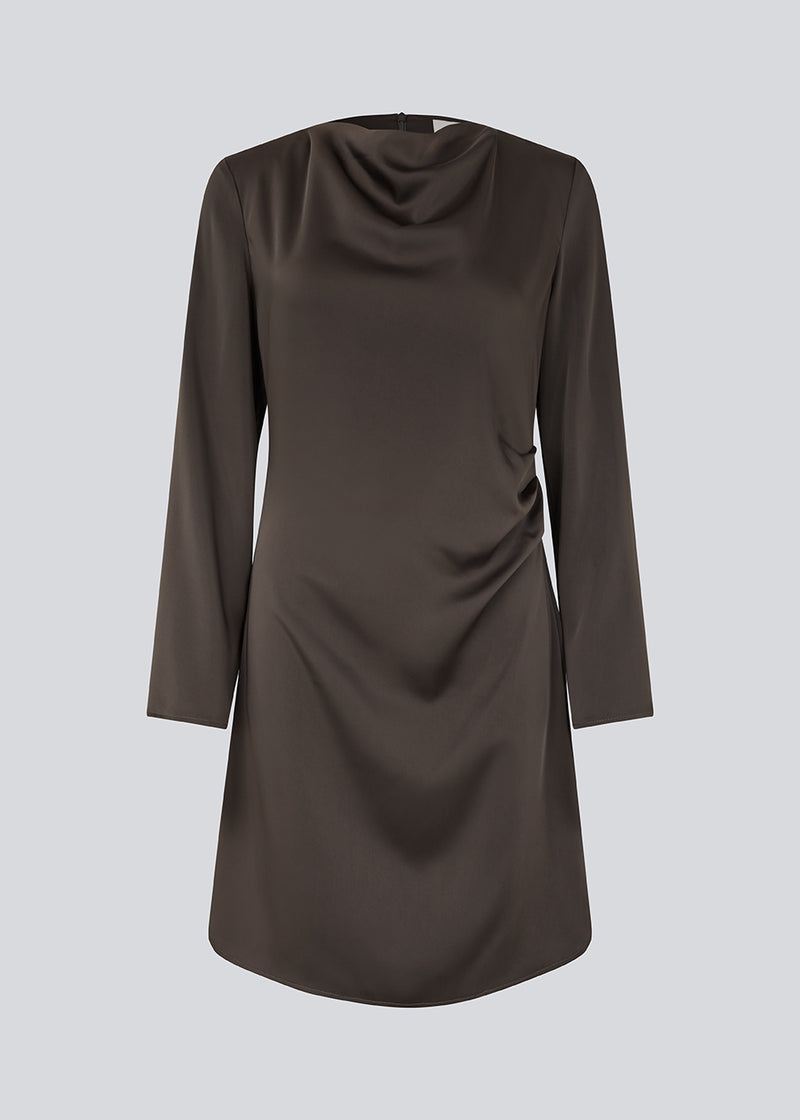Our very popular and always sold out Tailormd dress now in a new shorter version with long sleeves.&nbsp;The dress is brown and has flattering gathering at the waist and a slight waterfall neckline. The TailorMD dress is made in a beautiful satin and has long sleeves and an invisible zipper in the back.