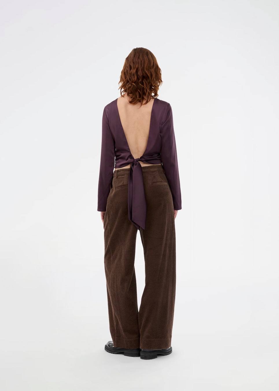 Long-sleeved satin top. The TailorMD top features a flattering open back with tie closure – adding an elegant and feminine touch. The model is 177 cm and wears a size S/36.