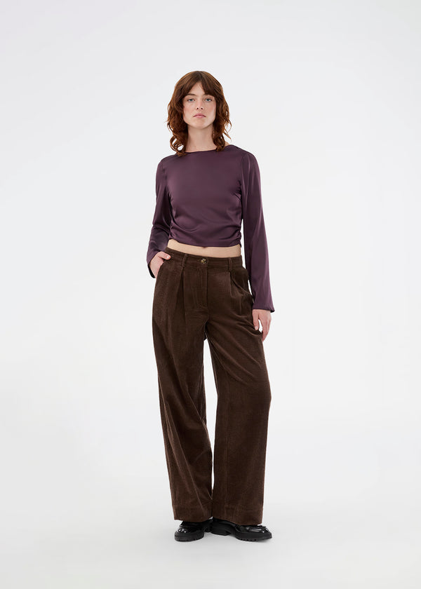 Long-sleeved satin top. The TailorMD top features a flattering open back with tie closure – adding an elegant and feminine touch. The model is 177 cm and wears a size S/36.