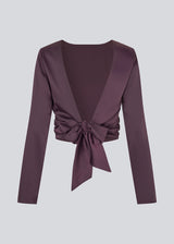 Long-sleeved satin top. The TailorMD top features a flattering open back with tie closure – adding an elegant and feminine touch. The model is 177 cm and wears a size S/36.