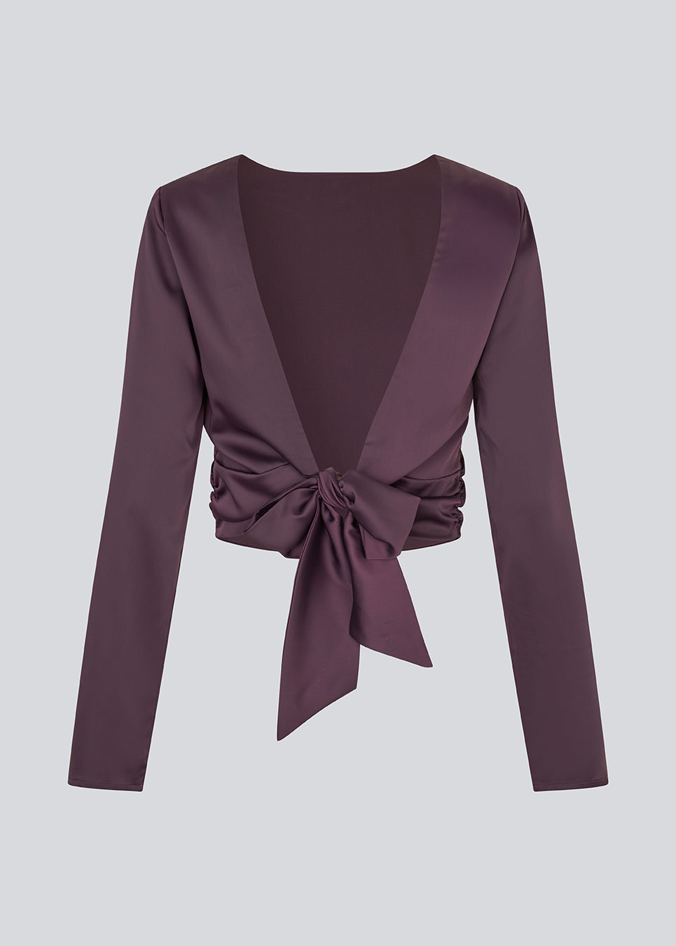 Long-sleeved satin top. The TailorMD top features a flattering open back with tie closure – adding an elegant and feminine touch. The model is 177 cm and wears a size S/36.