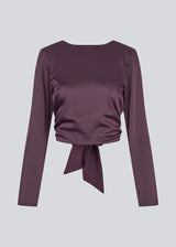 Long-sleeved satin top. The TailorMD top features a flattering open back with tie closure – adding an elegant and feminine touch. The model is 177 cm and wears a size S/36.