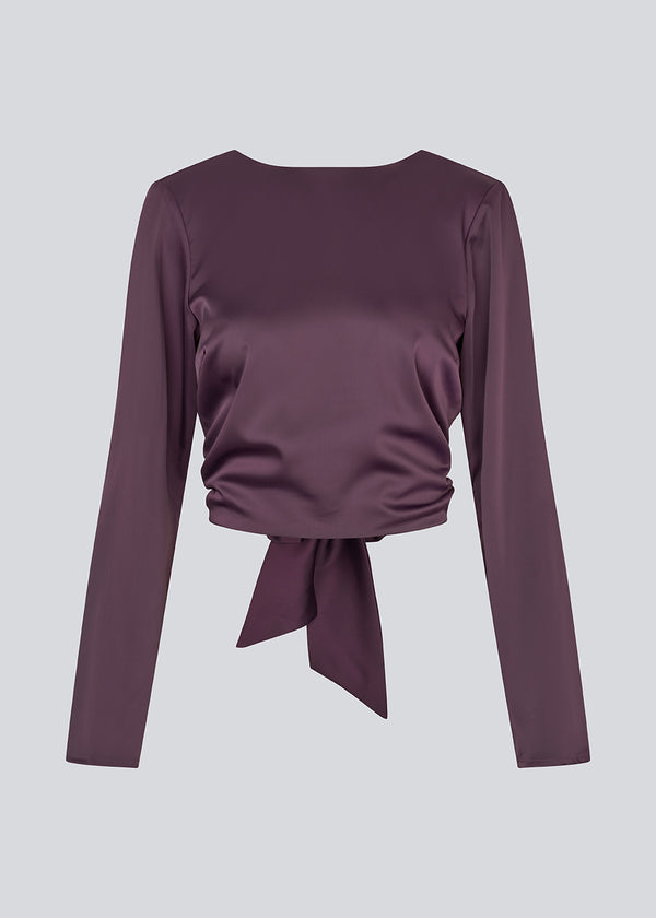 Long-sleeved satin top. The TailorMD top features a flattering open back with tie closure – adding an elegant and feminine touch. The model is 177 cm and wears a size S/36.