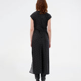 Long sleeveless satin dress. The TailorMD print dress features a high neckline, hidden zipper, and elegant side slit – sophisticated and timeless. The model is 177 cm and wears a size s/36.