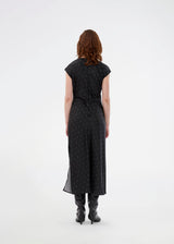 Long sleeveless satin dress. The TailorMD print dress features a high neckline, hidden zipper, and elegant side slit – sophisticated and timeless. The model is 177 cm and wears a size s/36.