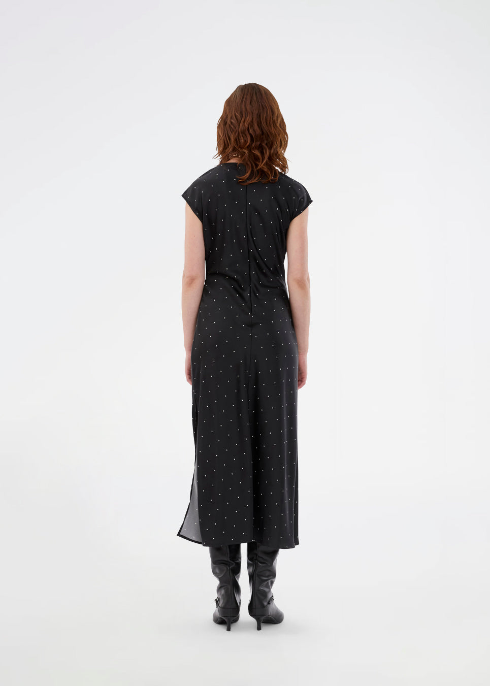 Long sleeveless satin dress. The TailorMD print dress features a high neckline, hidden zipper, and elegant side slit – sophisticated and timeless. The model is 177 cm and wears a size s/36.