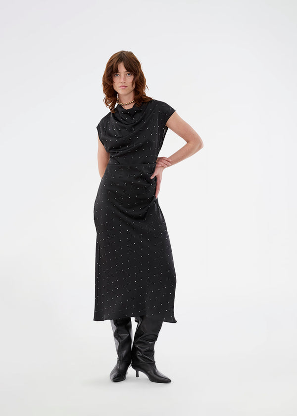Long sleeveless satin dress. The TailorMD print dress features a high neckline, hidden zipper, and elegant side slit – sophisticated and timeless. The model is 177 cm and wears a size s/36.