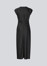 Long sleeveless satin dress. The TailorMD print dress features a high neckline, hidden zipper, and elegant side slit – sophisticated and timeless. The model is 177 cm and wears a size s/36.