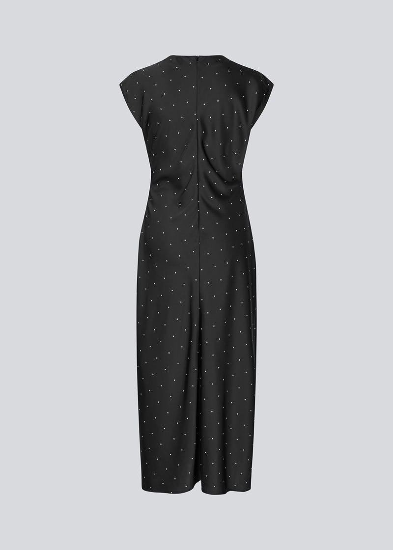 Long sleeveless satin dress. The TailorMD print dress features a high neckline, hidden zipper, and elegant side slit – sophisticated and timeless. The model is 177 cm and wears a size s/36.
