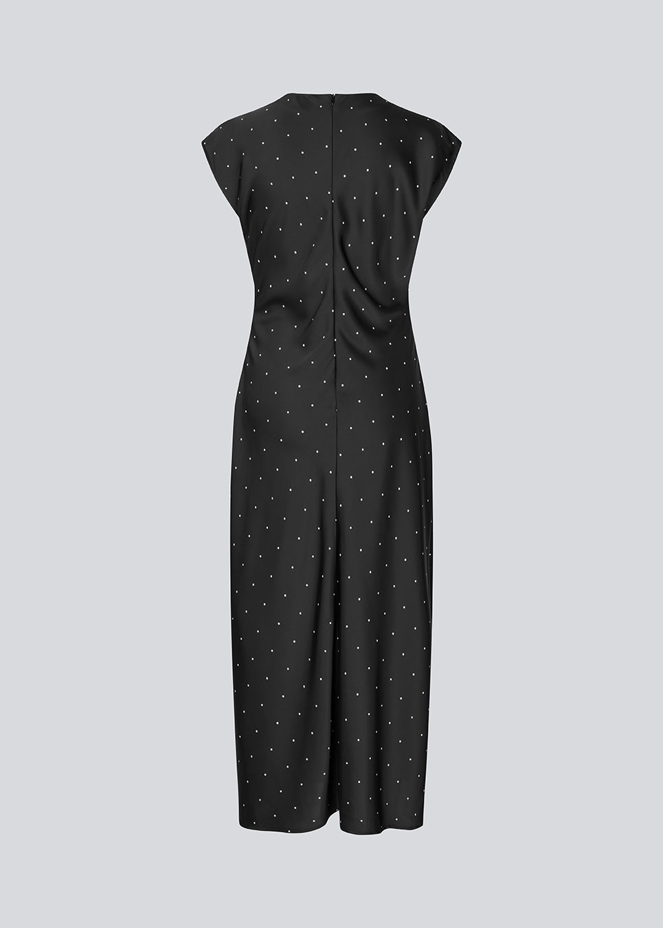 Long sleeveless satin dress. The TailorMD print dress features a high neckline, hidden zipper, and elegant side slit – sophisticated and timeless. The model is 177 cm and wears a size s/36.