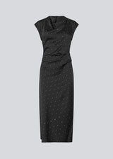 Long sleeveless satin dress. The TailorMD print dress features a high neckline, hidden zipper, and elegant side slit – sophisticated and timeless. The model is 177 cm and wears a size s/36.