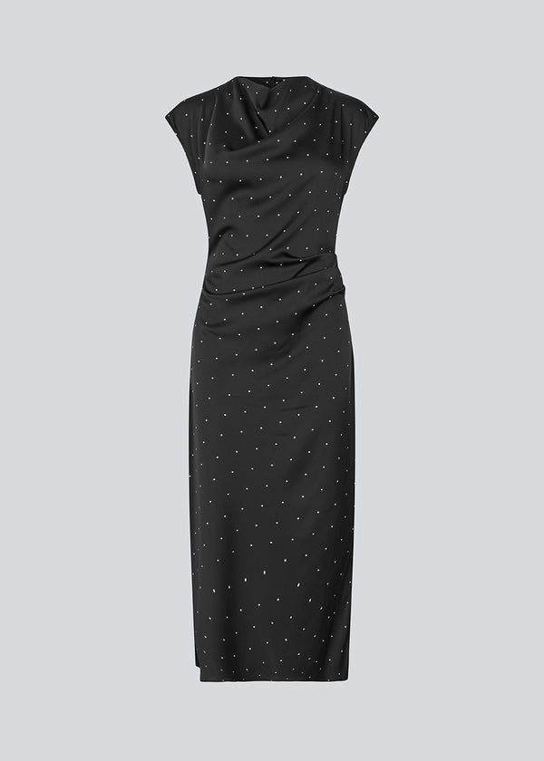 Long sleeveless satin dress. The TailorMD print dress features a high neckline, hidden zipper, and elegant side slit – sophisticated and timeless. The model is 177 cm and wears a size s/36.