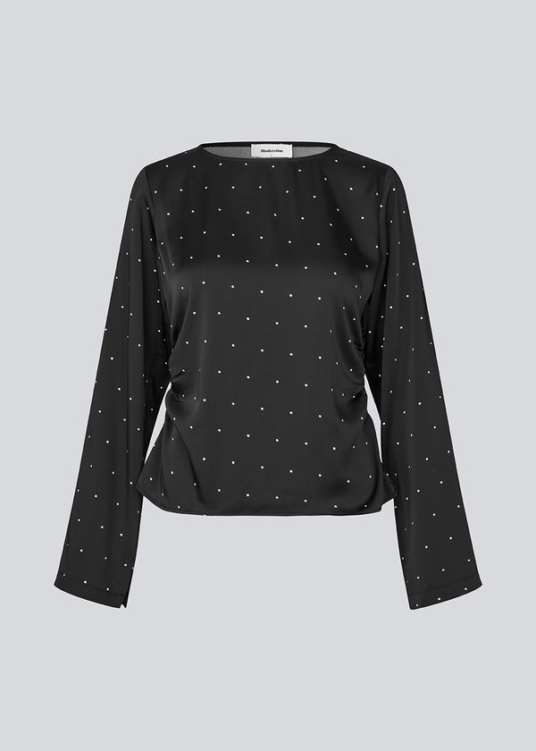 Sleeveless satin top. The TailorMD print top has a flattering open back and tie closure – elegant and feminine with a modern edge.
