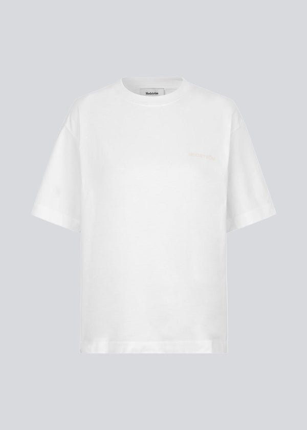 Short-sleeved t-shirt with in white logo in cotton jersey. Takoda t-shirt has a casual fit a round neck.