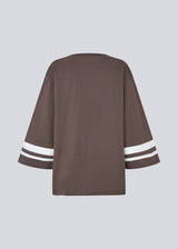 T-shirt in brown with front print and 3/4 sleeves in 100% organic cotton. Taliyamd t-shirt has a loose fit and wide sleeves.