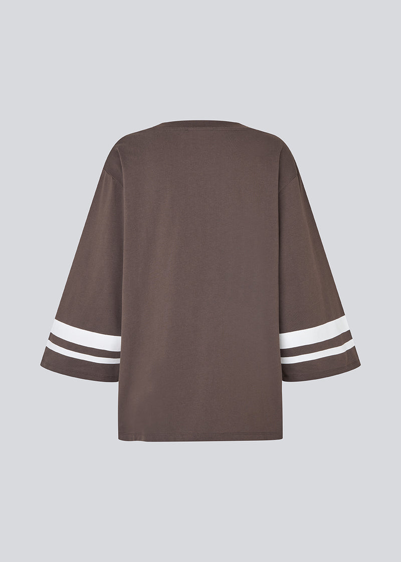 T-shirt in brown with front print and 3/4 sleeves in 100% organic cotton. Taliyamd t-shirt has a loose fit and wide sleeves.