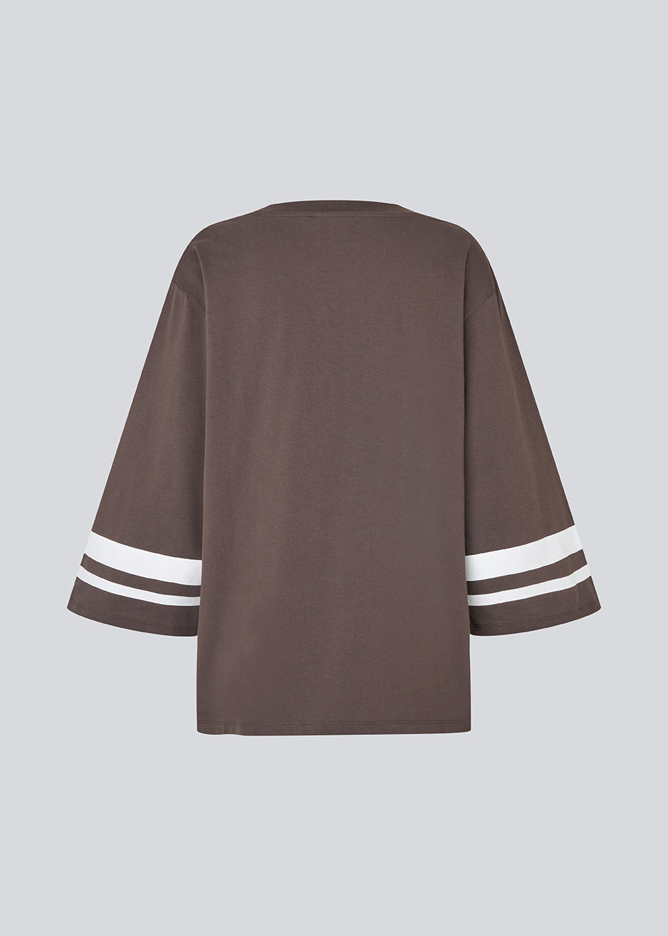 T-shirt in brown with front print and 3/4 sleeves in 100% organic cotton. Taliyamd t-shirt has a loose fit and wide sleeves.