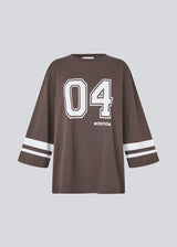 T-shirt in brown with front print and 3/4 sleeves in 100% organic cotton. Taliyamd t-shirt has a loose fit and wide sleeves.
