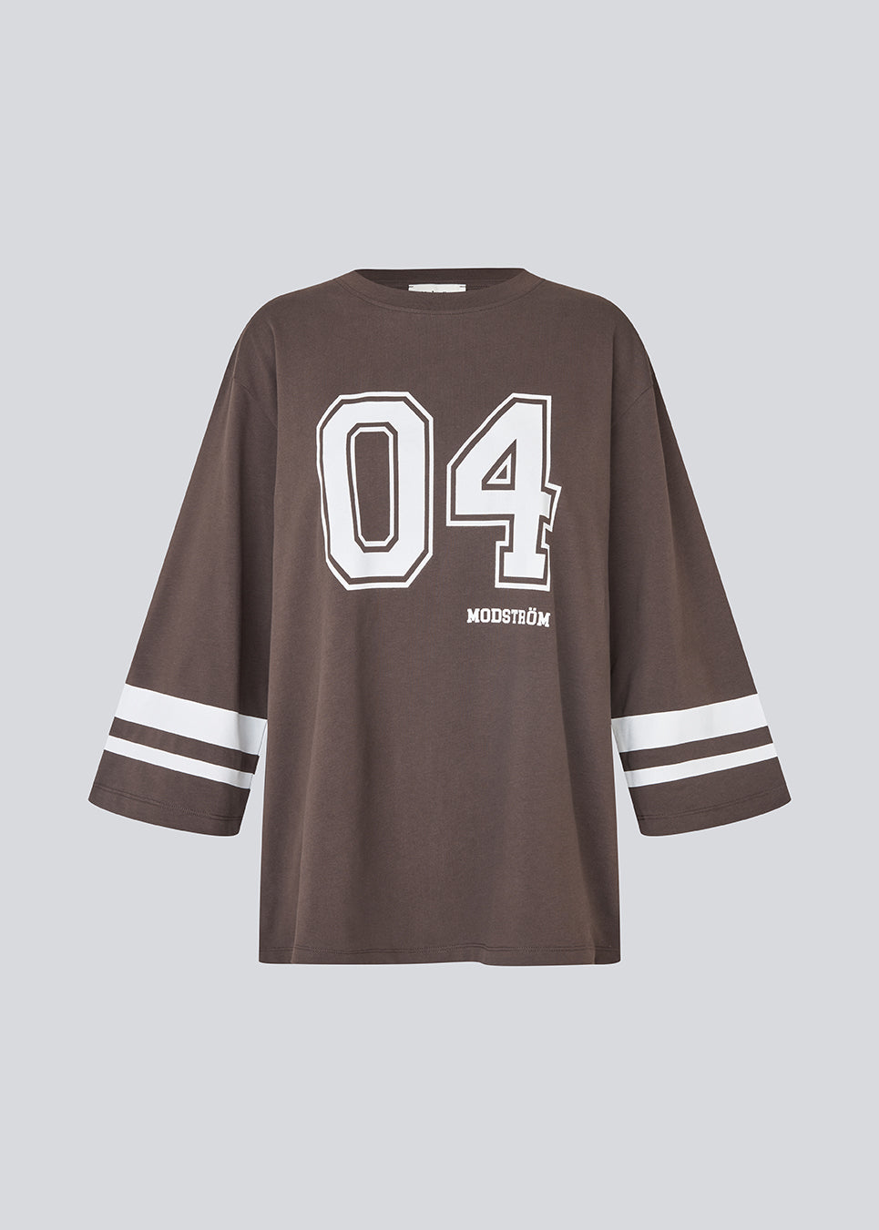 T-shirt in brown with front print and 3/4 sleeves in 100% organic cotton. Taliyamd t-shirt has a loose fit and wide sleeves.