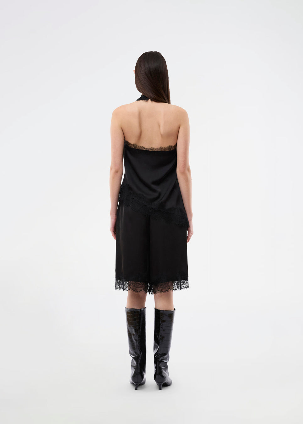 Elegant and lightweight silhouette. TamalMD shorts are designed with a relaxed fit and delicate lace details along the hem, adding a feminine and exclusive touch. Perfect for both comfortable everyday wear and as a stylish element in a modern set.